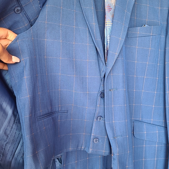 2 and 3 piece suits complete with shirts, ties, and pocket squares most with tag - Picture 16 of 17